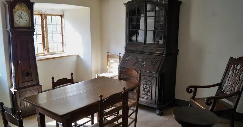Comedor con mobiliario clásico de una casa de pueblo